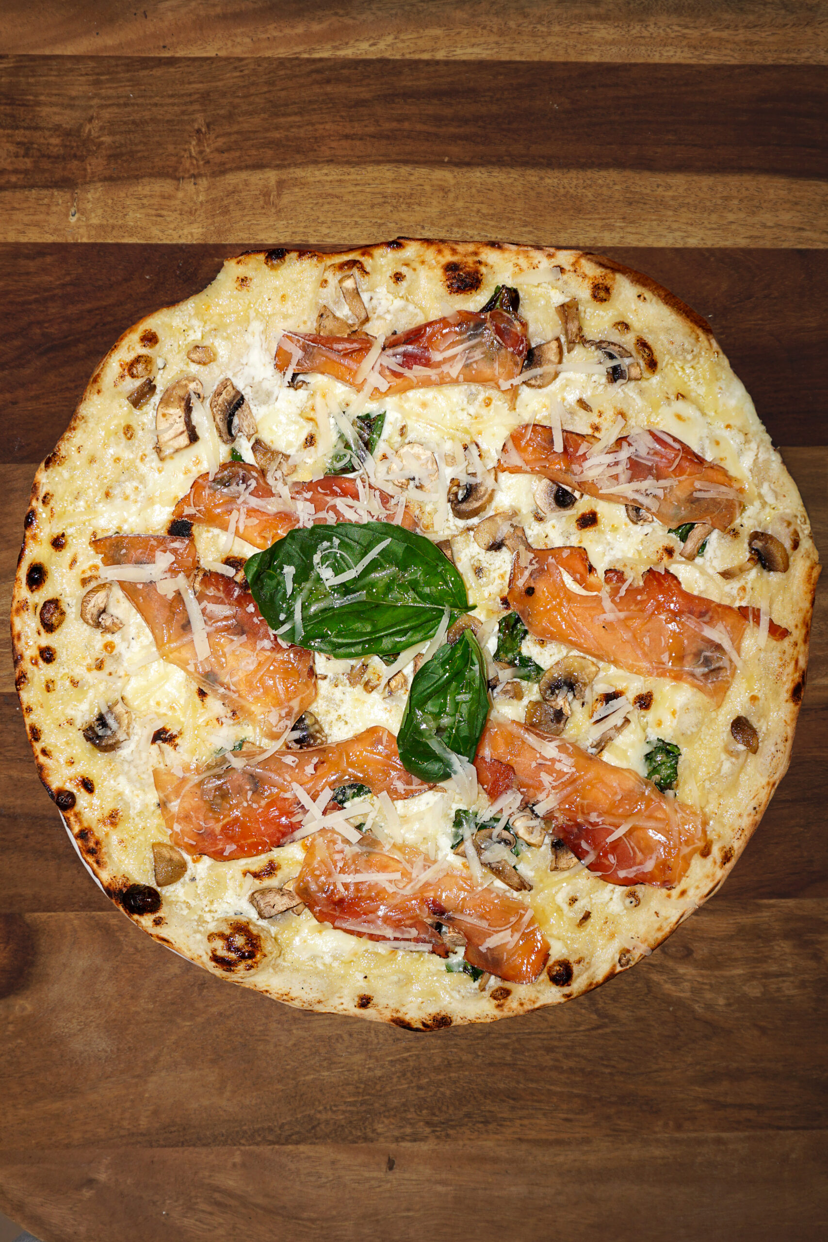 Pizza de trufa, champiñones y speck